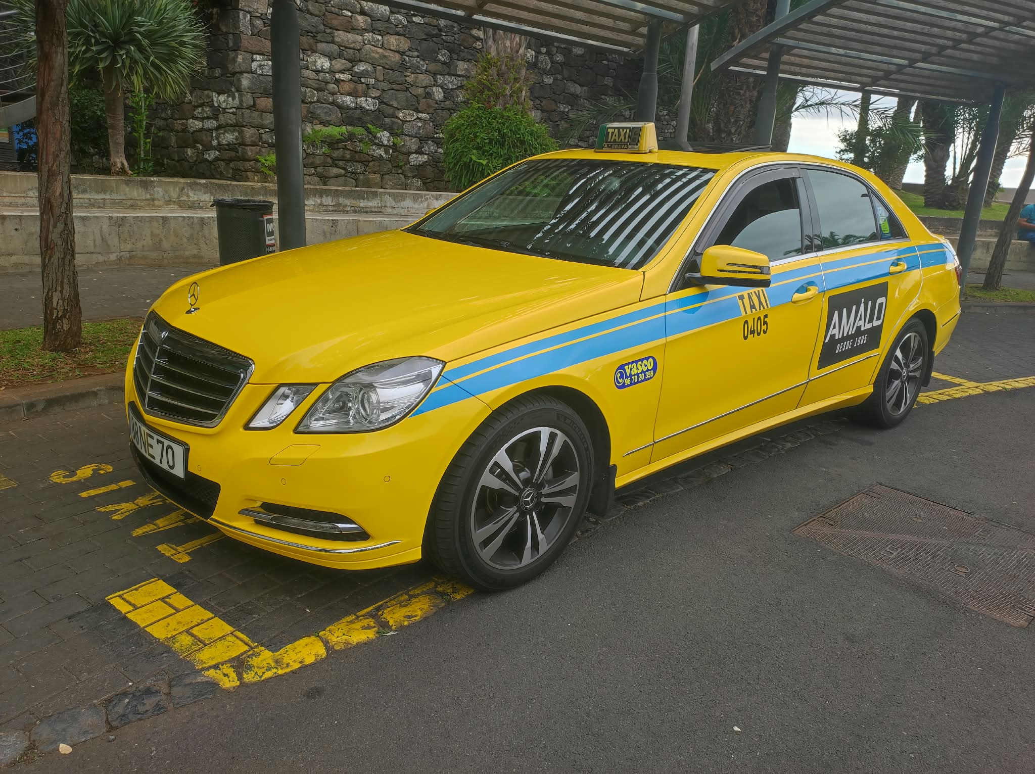 Táxi Škoda amarelo da Vasco Táxis na Ribeira Brava