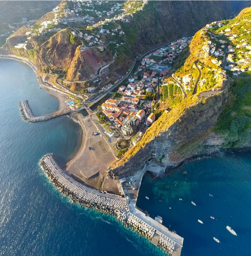 Vista aérea da Ribeira Brava e da costa sul da Madeira