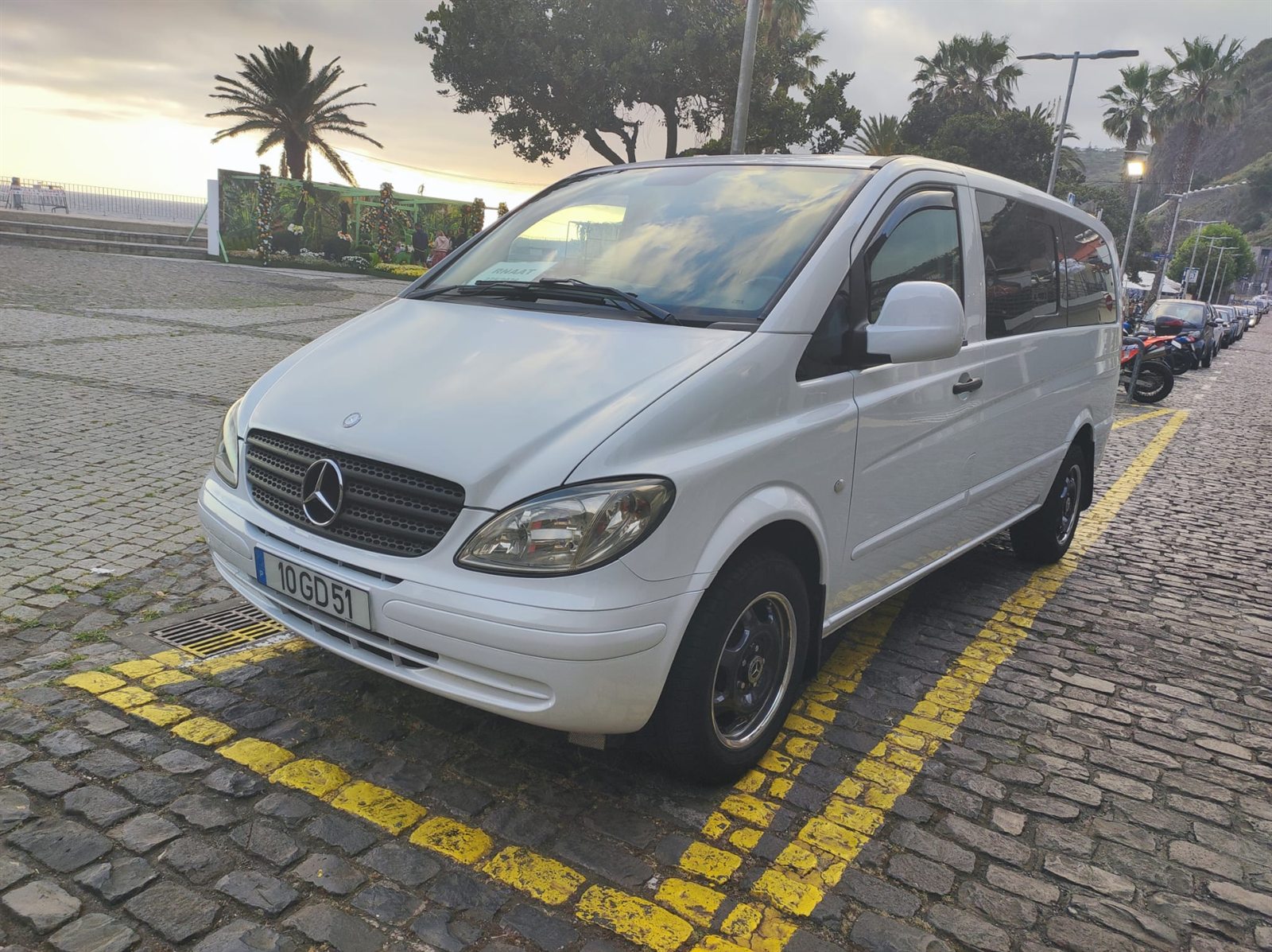 Carrinha Mercedes da Vasco Táxis usada em circuitos turísticos com reserva