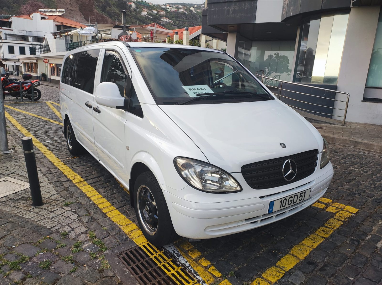 Carrinha Mercedes branca da Vasco Táxis para animação turística com reserva