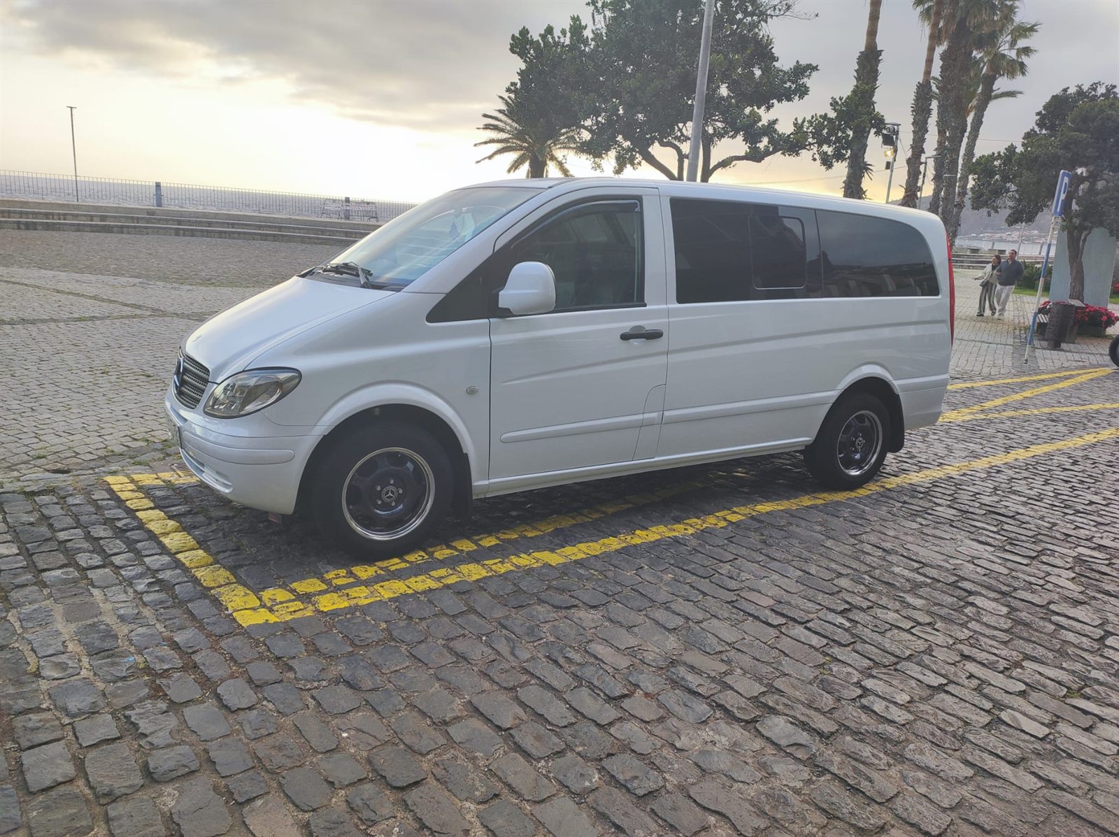 Vista lateral da carrinha Mercedes para circuitos turísticos na Madeira